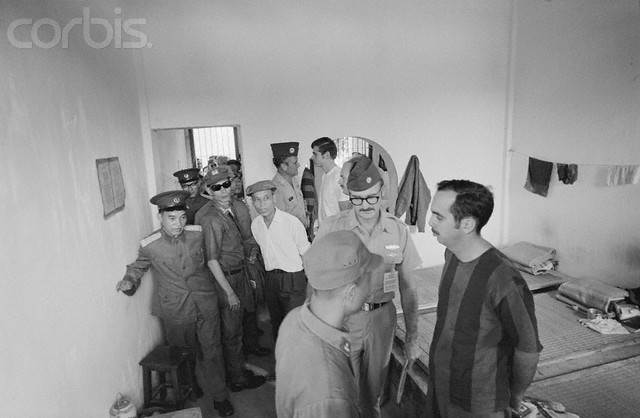 Lính Mỹ bị bắt giữ tại trại tạm giam Ngã Tư Sở, Hà Nội năm 1972 sau trận không kích tại Hà Nội, Hải Phòng và Thái Nguyên.